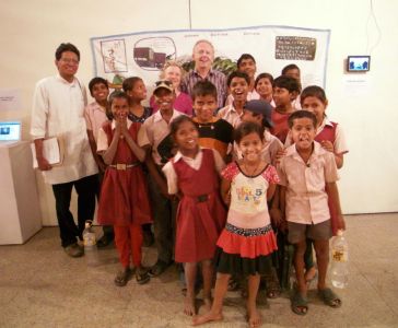 Banyan Workshop at Banaras Hindu University in Indian. Kinder der Gangotri School Varanasi besuchen die Ausstellung.